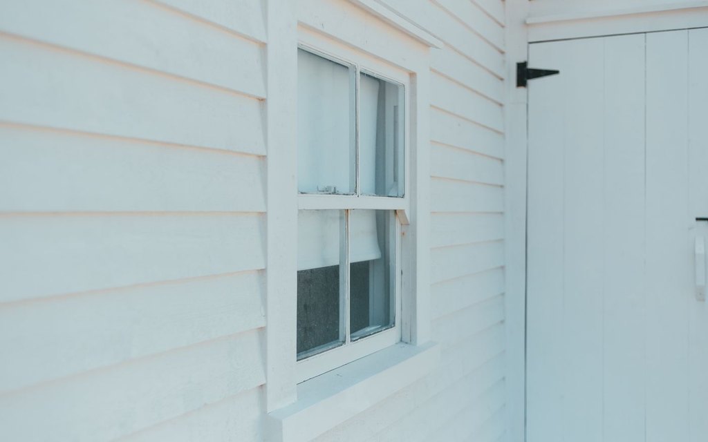Seamless gutter section next to sectional gutter